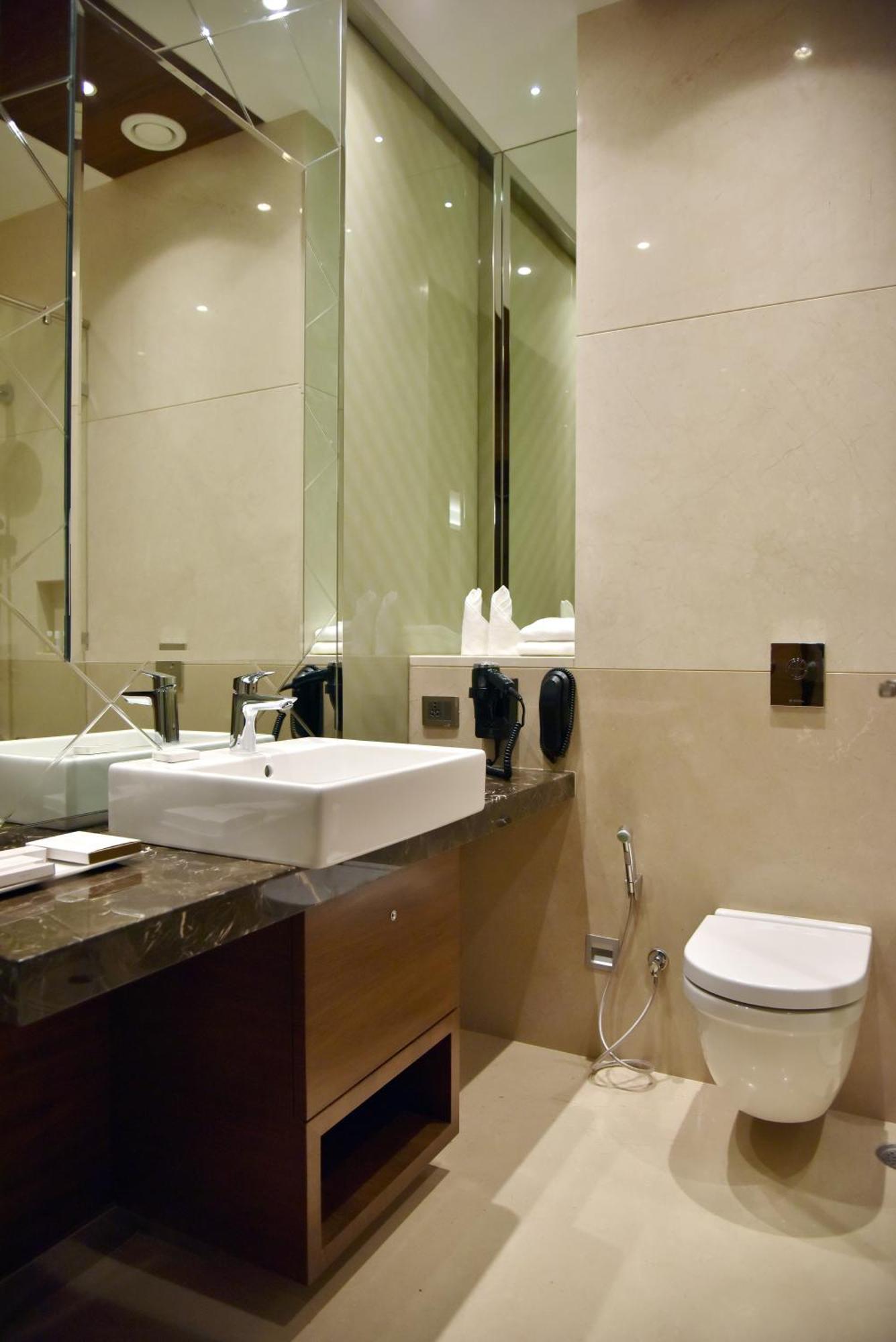 होटल Niranta Transit Hotel Terminal 2 Arrivals/Landside 4*